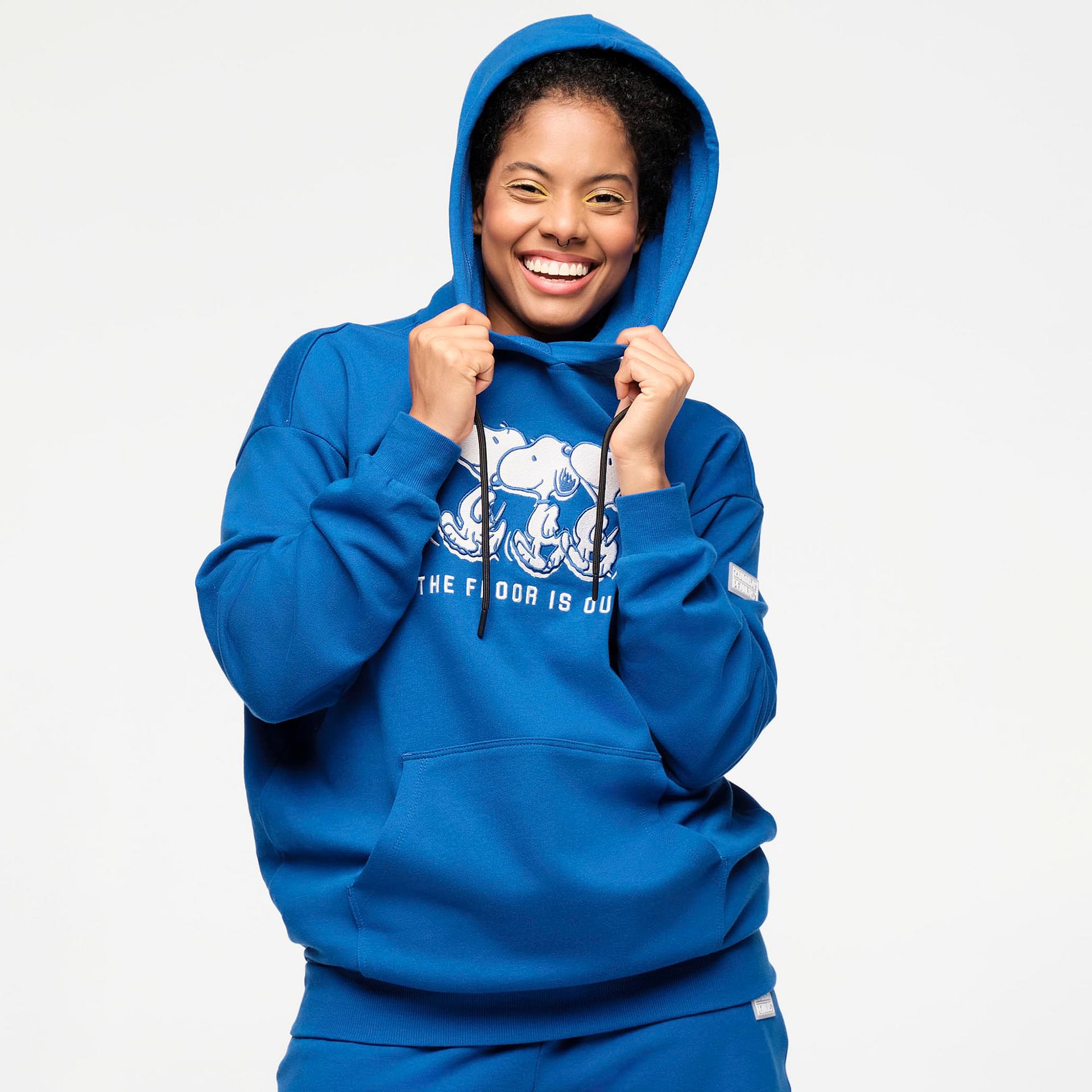 フィットネストップス Zumba X Peanuts Unisex Pullover Hoodie Blue Surfs Up Blue Zumba X Peanuts Unisex Pullover Hoodie - Blue – Zumba Wear