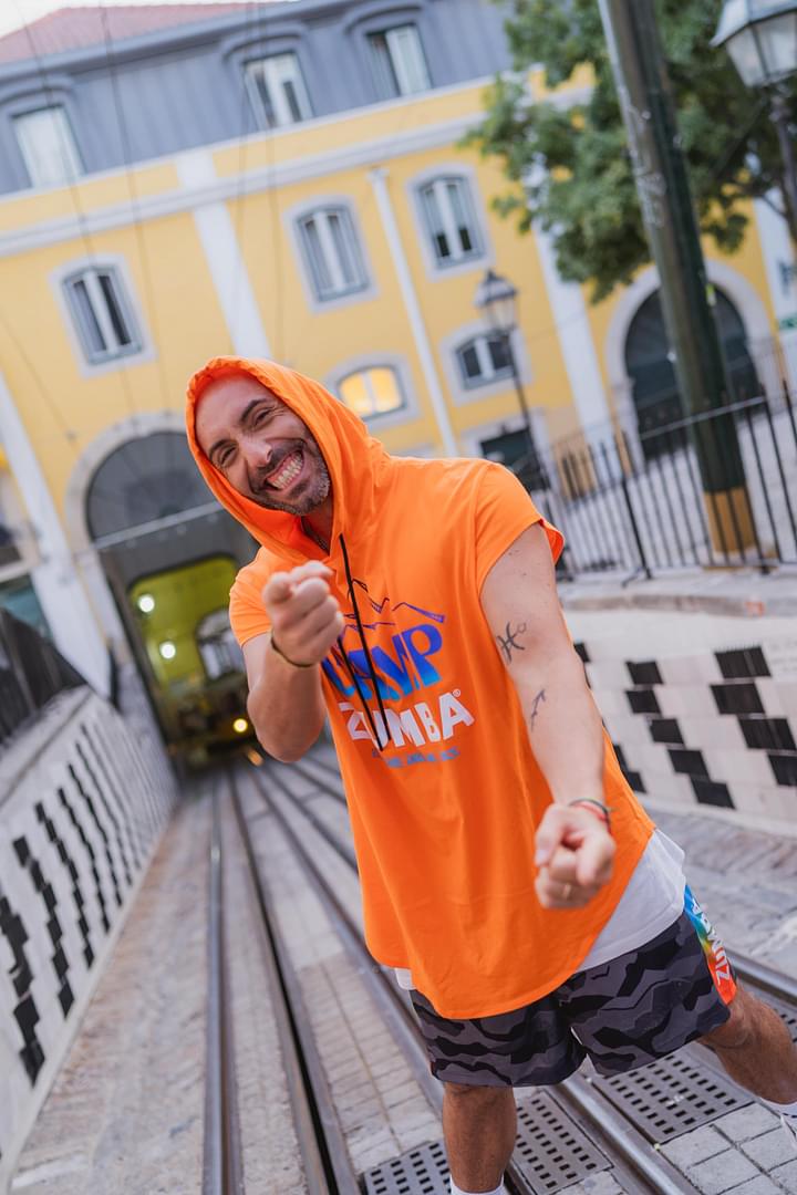 Zumba Explore Mens Cap Sleeve Hoodie Top ズンバ 正規品 ZUMBA Inspira il tuo allenamento con la felpa con maniche corte da